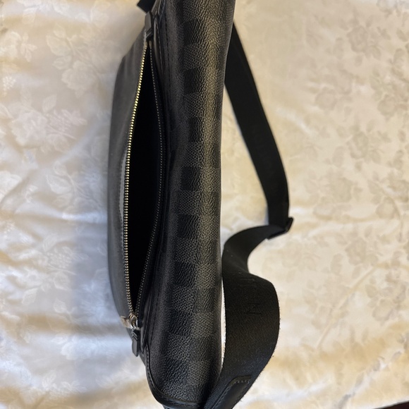 Authentic Louis Vuitton Graphite Damier District MM Cross Body Bag - Picture 7 of 16